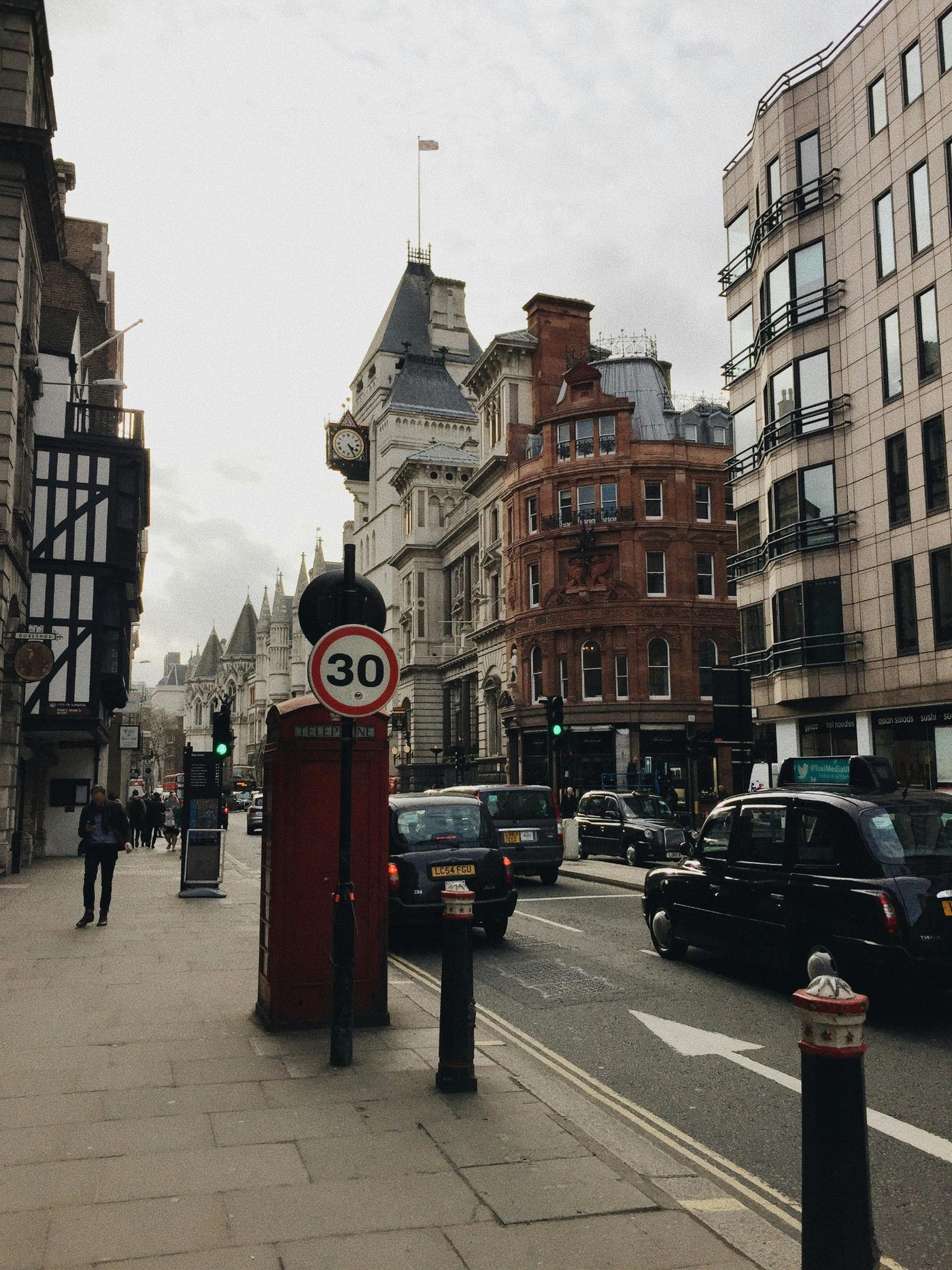 London street traffic where ULEZ rules may apply